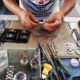 Su un banchetto azzurro coperto da un ombrellone bianco, vende gli oggetti pi� disparati: occhiali da vista, torce, pile, cacciaviti, accendini da cucina e soprattutto orologi